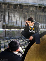 组图：彭于晏街拍时尚大片 活力动感十足