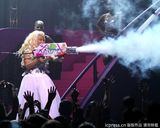 组图：麻辣鸡个唱粉丝强行上台 与保镖激烈扭打