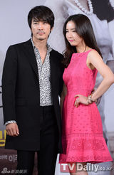 组图：宋承宪宣传新剧扮大佬 申世京粉裙秀春意