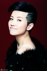 组图：颜丙燕黑色写真 性感妩媚动人