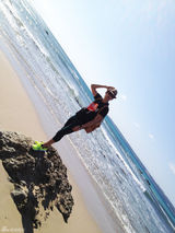 组图：蔡珩台湾拍戏忙 海边偷闲扮犯二青年