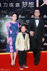 组图：微博之夜红毯 郭涛一家亮相石头正装帅气