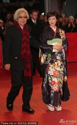 组图：《小小的家》发布会 女星穿和服显羞涩