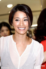 组图：侯佩岑黑色薄纱装证未孕 端庄大方秀香肩