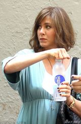 组图：安妮斯顿片场换装忙 演绎恋爱中小女人