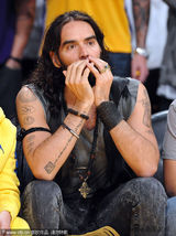 组图：凯蒂-佩里紧身豹纹裙看NBA 高举双手兴奋助威