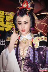 高清组图：洪棠扮布袋戏主角 爆乳装露E奶吸睛