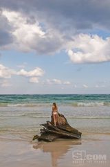 组图：超模布鲁克林-戴可儿海边拍性感泳装写真