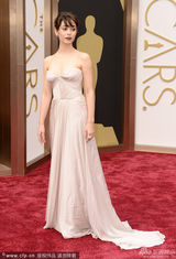 组图：米莉奥迪白裙亮相奥斯卡 黑唇似中毒