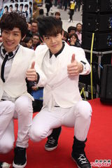 组图：SUPER 131签唱会劲歌热舞 辣妹助阵惹激凸