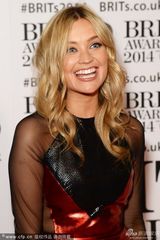 组图：劳拉惠特莫尔紧身裙秀蛮腰 撩金发秀美腿