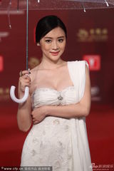 组图：《马尔代夫遇见爱》孙文婷低胸秀雪乳