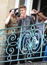 组图：比伯拿扩音喇叭开阳台演唱会