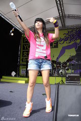 组图：张惠妹助阵公益活动 T恤短裤尽显青春活力