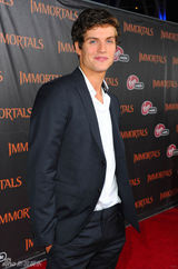 组图：《惊天战神》首映女星比美 米基洛克笑搂超模