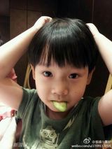 组图：孟庭苇5岁爱子搞怪帅气爱亲亲