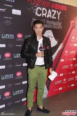 组图：巴黎癫马首度访港 黄长兴获香吻艳福不浅