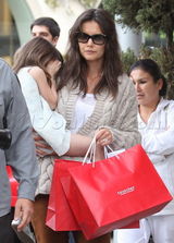 组图：小苏瑞与母亲凯蒂逛花市 调皮可爱不惧被拍