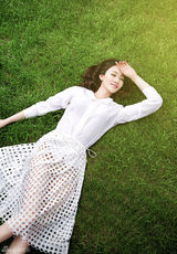 组图：李小冉白裙写真 沐浴阳光知性唯美