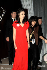 幻灯图：陈慧琳代言成浪漫女神 长裙衬窈窕身材