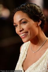 组图：女星戛纳走秀袒胸露背 紧捂私处防走光