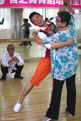 组图：高昊《魔法宝贝》反串女伴跳国标