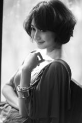 组图：阎娜杂志黑白大片演绎女性甜美