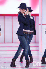 组图：少女时代回归打榜夺冠 西装礼帽显帅气