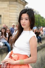 高清图：全智贤亮相巴黎公主裙与倪妮J.Lo撞衫