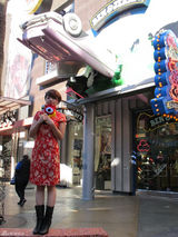 高清：江映蓉着鲜红色旗袍秀中国风 带小浪游美国