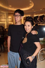 组图：林嘉欣称家庭第一封口不提再生　