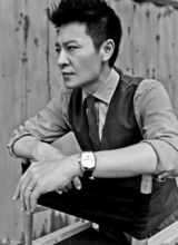 组图：李宗翰黑白映画帅气逼人 秋日街拍尽显男士魅力