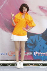 组图：郭静签唱会小秀舞技 最爱阳光型男 