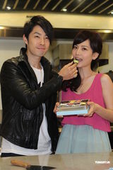 组图：吴建豪首次做巧克力 对曾之乔印象很新鲜