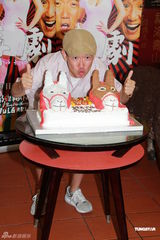 组图：《低俗喜剧》庆功宴上为邵音音庆生