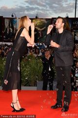 组图：爱娃助阵《沙漠驼影》首映 现场玩吹泡泡