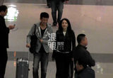 独家：高圆圆黑裙装现身机场 聊手机疑隔空传情