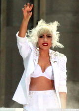 幻灯图：Lady Gaga泡面头再造经典 青面獠牙很聊斋