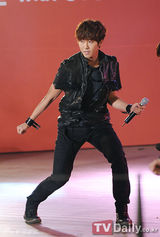 组图：韩团帝国之子B.A.P等唱响分享演唱会