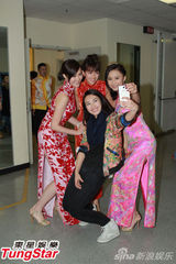 组图：粉红女郎汪明荃发红包 陈展鹏赢好兆头