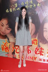 组图：温碧霞陈炜盛装斗性感 张智霖蓝恤衫亮相