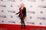 组图：辛迪-劳帕拼贴装亮相AMA红毯 红唇献热吻