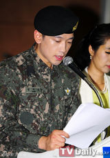 组图：韩星Rain英气出席2012服役光荣世家颁奖盛典