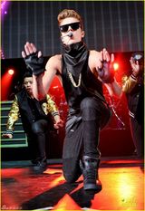 组图：比伯晒腹肌变肌肉男 女舞伴摸身火辣狂野