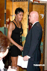 幻灯图：爵士天后香港开唱 林建岳送“福”字祝贺 