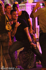 组图：斯嘉丽-约翰逊夏威夷度假与男友亲密搂抱