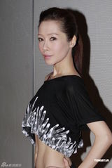 组图：关心妍为演唱会苦练纤腰 透露服装质地轻薄