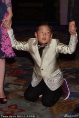 组图：郭涛携全家总动员 石头蹲地不停搞怪