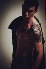 组图：《英雄之战》陆毅秀身材 半裸上阵露纹身