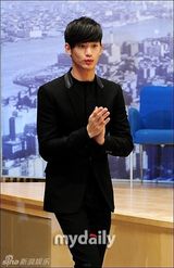 组图：全智贤首演电视剧 白蕾丝镂空裙高挑清瘦